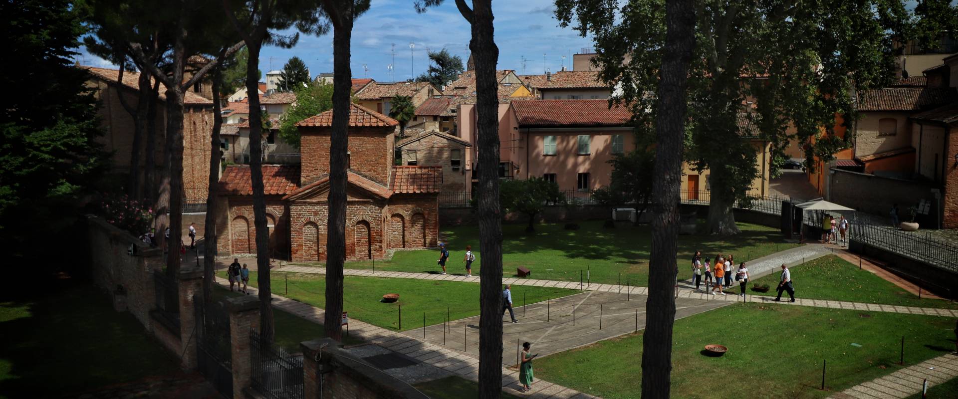 Mausoleo di Galla Placidia, Ravenna (visto dal Museo Nazionale) foto di Stefano Casano
